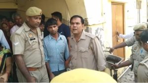 सत्संग हादसे के आरोपितों को न्यायालय में पेशी के बाद जेल लेकर जाती पुलिस