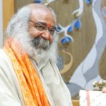 धीरेंद्र शास्त्री पर मोबाइल फेंका, कनपटी पर लगा